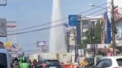 Air Mancur Dadakan Di Jalan Raya Jatiwaringin Pondok Gede Akibat PAM Jebol.
