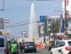 Air Mancur Dadakan Di Jalan Raya Jatiwaringin Pondok Gede Akibat PAM Jebol.