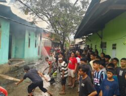 TNI Selalu Cepat, Babinsa Koramil 1311-09/Bahodopi Bantu Korban Kebakaran di Desa Bahomakmur