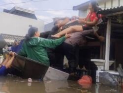 Trantib Kecamatan Ciledug Bantu Evakuasi Lansia Korban Terdampak Banjir di Puri Kartika Baru