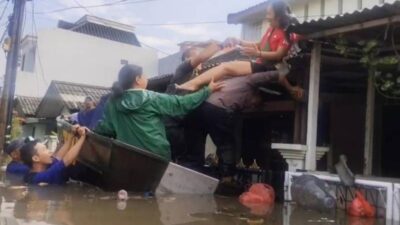Trantib Kecamatan Ciledug Bantu Evakuasi Lansia Korban Terdampak Banjir di Puri Kartika Baru