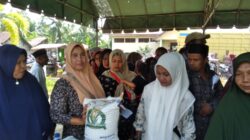 Ratusan Warga Begitu Antusias Dalam Mengantri Pembagian Beras Bulog