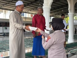 Polwan Polres Pidie Jaya Bagikan 50 Paket Makanan Gratis dalam Program ‘Jumat Berkah’ di Meureudu