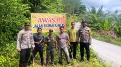 Demi Keselamatan Pengguna Jalan, Kapolsek Simpang Jernih Pasang Rambu-Rambu di Jalan Rusak