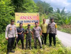 Demi Keselamatan Pengguna Jalan, Kapolsek Simpang Jernih Pasang Rambu-Rambu di Jalan Rusak