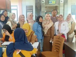 Kasie Kesos, TKSK, PSM Kecamatan Pondok Gede Salurkan BLT DBHCT.