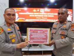Kapolres Aceh Tamiang Bagikan Bendera Merah Putih sambut Hari Kemerdekaan RI Ke 80