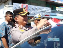 Semarak HUT RI ke-80, Polres Pidie Jaya Bagikan 250 Bendera Merah Putih kepada Pengendara dan Warga