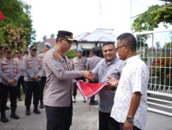 Polres Pidie Bagikan 150 Bendera Merah Putih ke Rumah Warga di Kota Sigli