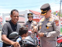 Kapolres Pidie Jaya Bagikan 100 Bendera Merah Putih kepada Pengendara dalam Semarak HUT RI ke-80