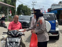 Polwan Polres Pidie Jaya Gelar Jumat Berkah, Salurkan 40 Kotak Nasi untuk Lansia dan Warga yang Membutuhkan di Pasar Meuredu