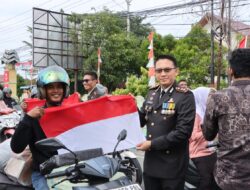 Jelang HUT RI ke-80, Kapolres Pidie Bersama Forkopimda Bagikan Bendera Merah Putih kepada Pengendara di Kota Sigli