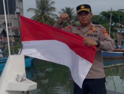 Semarak HUT RI ke-80, Polres Pidie Jaya Pasang Bendera Merah Putih di Kapal Nelayan Kuala Lhok Meureudu
