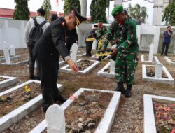 Kapolres Aceh Tamiang Hadiri Upacara Ziarah Makam Pahlawan Peringati HUT RI ke-80