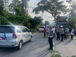 Pohon Tumbang Timbulkan Kemacetan di Pidie Jaya, Polisi dan Warga Lakukan Evakuasi Cepat