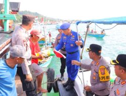 Sambut HUT Ke-80 RI, Polresta Bandar Lampung Bagikan Bendera Merah Putih dan Sembako kepada Nelayan
