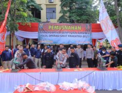 Polda Lampung Musnahkan 50 Senpi Rakitan Hasil Operasi Sikat Krakatau 2025