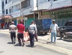 Satlantas Polres Pidie Tangani Tumpahan Minyak di Jalan Perniagaan, Arus Lalu Lintas Kembali Lancar