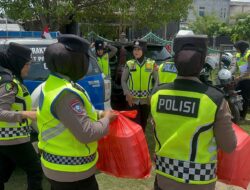 Patroli Sambil Berbagi, Polwan Polres Pidie Jaya Hadir di Tengah Warga