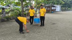 Jumat Bersih, Polsek Nurussalam Melaksanakan Kerja Bakti Di Mesjid Al-Iklas Bagok