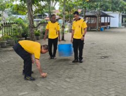 Jumat Bersih, Polsek Nurussalam Melaksanakan Kerja Bakti Di Mesjid Al-Iklas Bagok