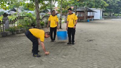 Jumat Bersih, Polsek Nurussalam Melaksanakan Kerja Bakti Di Mesjid Al-Iklas Bagok