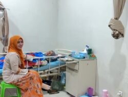Dengan Penuh Kasih, Istri Wakil Bupati Aceh Timur Jenguk para Pasien di RSUD dr. Zubir Mahmud Idi Timur