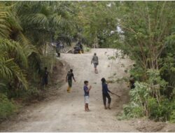 TNI dan Masyarakat Bahu-Membahu Membuat Jalan Dusun Melalui Program TMMD