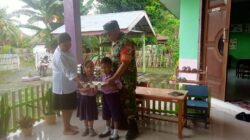Tingkatkan Gizi Anak Sekolah, Babinsa Koramil 02/Bunta Dampingi Penyaluran Makanan Bergizi Gratis