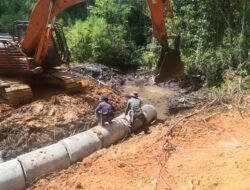Pemasangan Gorong-gorong Program TMMD ke 126 Harus Bergelut Dengan Lumpur