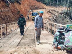 Percepat Akses Warga, Satgas TMMD Bangun Jembatan Kayu 8×4 Meter di Kecamatan Linge