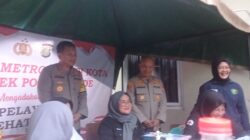 Kapolres Metro Bekasi Kota Peduli Lansia Dan Bagikan Sembako Di Slum Area RW.01 Jatiwaringin.