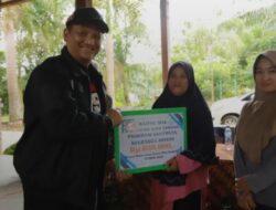 Turun Padang ke Tenggulun, Bupati Armia Tinjau Usulan Pembangunan dan Serahkan Bantuan di Kampung Selamat