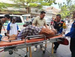 Pawas Polsek Bojongloa kidul Ipda Taufik Dan Bhabinkamtibmas Situsaeur Bantu Evakuasi Warga yang Pingsan di Rumah Terkunci.