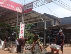 WARGA RT 05 RW 07 JATIWARINGIN GOTONG ROYONG RAWAT JALAN LINGKUNGAN, DIPIMPIN BU TASDIKOH