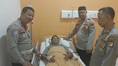Ketika kepedulian berbicara, Kapolsek Bekasi Barat Menjenguk Anggota Yang Tengah Berjuang Melawan Sakit.