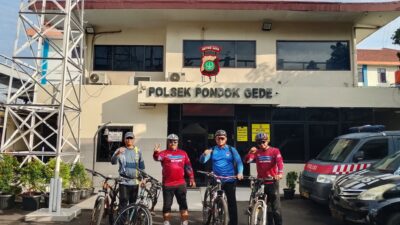 Kapolsek Pondok Gede Kompol Bambang Galakkan Gowes Sepeda Patroli, Wujudkan Polisi Humanis dan Responsif.