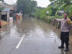 Aipda Yoga Bhabinkamtibmas Jati Cempaka Atur Lalu Lintas Akibat Buruknya Drainase di Jalan Jati Waringin dan Jalan Anugerah Raya.