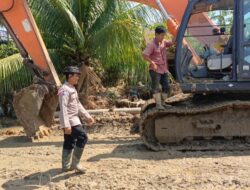 Polri Berikan 3 Unit Alat Berat, Bersihkan Lumpur dan Sampah Pasca Banjir di Julok Aceh Timur