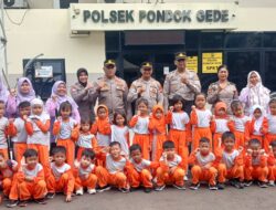 Murid TK Islam AR Rohmah Kunjungi Polsek Pondok Gede, Kenalkan Polisi sebagai Sahabat Anak.
