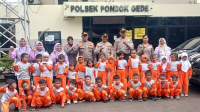 Murid TK Islam AR Rohmah Kunjungi Polsek Pondok Gede, Kenalkan Polisi sebagai Sahabat Anak.