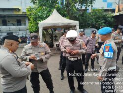 Tegakkan Disiplin Internal, Kanit Propam Polsek Pondok Gede Aipda James Periksa Kelengkapan Anggota.