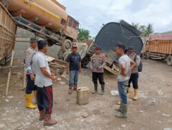 Polres Aceh Tamiang Evakuasi Truck Tangki Pasca Bencana Banjir Bandang