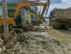 Menggunakan Bantuan Alat Berat Dari Wakapolri, Polres Aceh Tamiang Lakukan Pembersihan Lumpur dan Sisa Sisa Material Pasca Banjir Di Pemukiman Warga