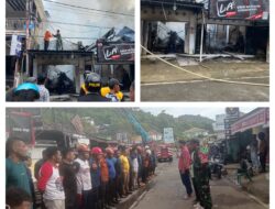 Bantu Padamkan Kebakaran 3 Rumah, Babinsa Koramil 1308–10/Salakan Koordinasi Cepat