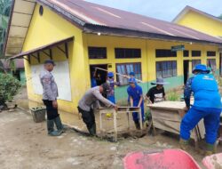 Personel Polsek Tamiang Hulu Bersama BKO Airud Polda Aceh Bersihkan SDN 1 Tamiang Hulu Pasca Banjir