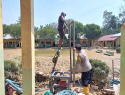 Polsek Simpang Kiri Monitoring Pembuatan Sumur Bor Bantuan Polri di SMPN 5 Kejuruan Muda