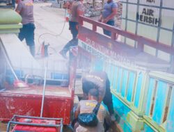 Bangkit Bersama Warga, Polsek Karang Baru Bersihkan Musholla Babu Taqwa Pasca Banjir