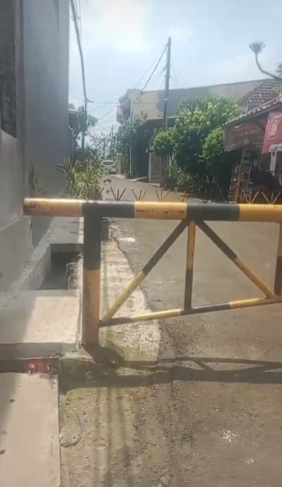 PORTAL BUNTU MENUTUP AKSES JALAN