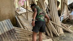 Anggota Koramil 05/Tamiang Hulu Bantu Warga Bersihkan Puing Dan Rumah Pasca Banjir
